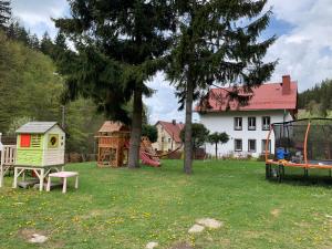 米迪格兹Willa Weronika的一个带房子和游乐场的庭院