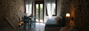 基萨莫斯Agalide的带沙发、桌子和窗户的客厅