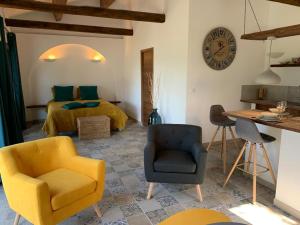 普罗普里亚诺Casa Valinco的客厅配有床和黄色椅子