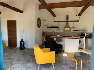 普罗普里亚诺Casa Valinco的客厅配有黄色椅子和桌子