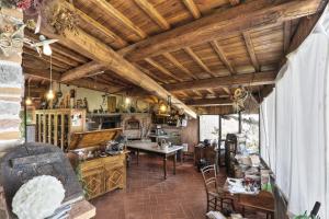 芬奇Casa Vacanze La Porta的厨房设有木制天花板和桌椅
