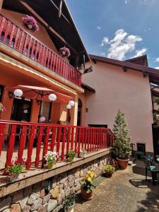 克拉科夫多姆博得图亚米酒店的一座带红色栏杆和庭院的房子