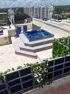 博卡奇卡One bedroom apartement with sea view jacuzzi and furnished terrace at Boca Chica的建筑物屋顶上的热水浴池