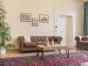 威尼斯Grand Canal Suite by Wonderful Italy的客厅配有沙发和桌子