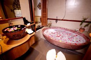 娘乌丹瑞迷人酒店的一间浴室