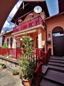 克拉科夫多姆博得图亚米酒店的一个带红色栏杆和阳台的房子