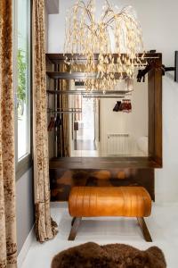 圣塞瓦斯蒂安Spectacular by Sebastiana Group的一间带长凳和吊灯的用餐室
