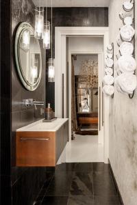 圣塞瓦斯蒂安Spectacular by Sebastiana Group的一间带水槽和镜子的浴室