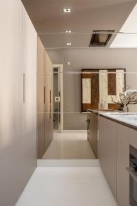 圣塞瓦斯蒂安Spectacular by Sebastiana Group的大型浴室设有水槽和淋浴。