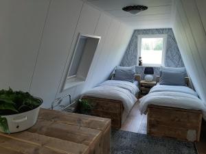 梅珀尔Mahil-Laya的带窗户的客房内设有两张单人床。