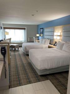 布里格姆城Best Western Brigham City Inn & Suites的酒店客房配有两张床和一张书桌