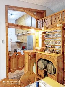 梅塔诺佛希斯Squirrels, Home with View的厨房配有木制橱柜和炉灶。