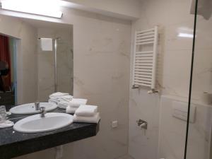 克拉根福Appartement Aragia的一间带水槽和淋浴的浴室