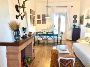 波梅齐亚Vigna Licia的带壁炉的客厅和用餐室