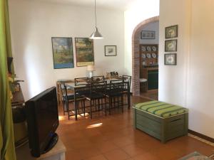波梅齐亚Vigna Licia的客厅配有桌椅和电视。