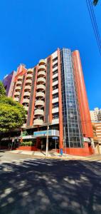 坎皮纳斯Hotel Dan Inn Campinas Cambuí - Um Hotel Clássico Em Campinas的街道上一座红色的大建筑,窗户