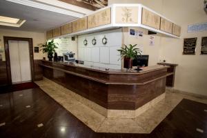 坎皮纳斯Hotel Dan Inn Campinas Cambuí - Um Hotel Clássico Em Campinas的一间厨房,在房间内有长柜台