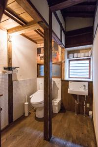 长野DOT HOUSE NAGANO Traditional Japanese house - Vacation STAY 82102的一间带卫生间和水槽的浴室