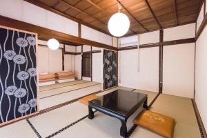 长野DOT HOUSE NAGANO Traditional Japanese house - Vacation STAY 82102的客厅配有桌子和长凳