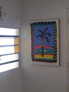 科苏梅尔Casa del Solar Centro Cozumel - Wifi gratuito Fibra Óptica 200 Mbps的墙上棕榈树的画面