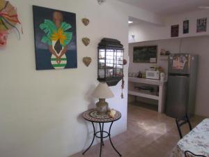 科苏梅尔Casa del Solar Centro Cozumel - Wifi gratuito Fibra Óptica 200 Mbps的客厅配有桌子和冰箱