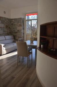 奥梅尼亚Cabianca的客厅配有桌椅和沙发