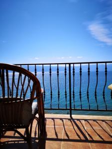 斯特鲁加维拉艾洛斯公寓的椅子坐在海景阳台上