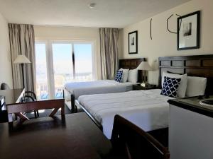 蒙托克海洋冲浪度假酒店的酒店客房设有两张床和窗户。