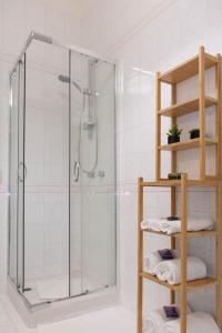 萨莱诺Gaia14的带淋浴的浴室和玻璃淋浴间