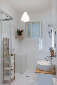 萨莱诺Gaia14的白色的浴室设有水槽和淋浴。