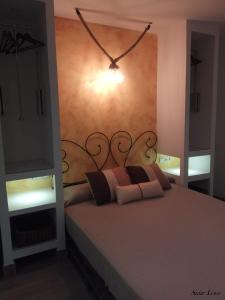 UcedaSuite Love Jacuzzi (Casas Toya)的一间卧室配有一张带金属床头板的床