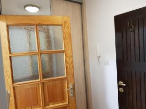 索波特SoSopot Apartament przy Plaży -150m, 2-4 osoby, parking的木门,窗户在房间内