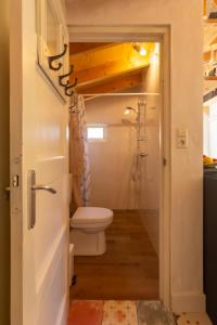 奥德斯希尔德Stella Maris的一间带卫生间和水槽的小浴室