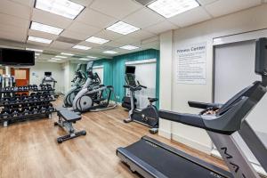 新奥尔良新奥尔良东快捷假日酒店的健身房设有数台跑步机和有氧器材
