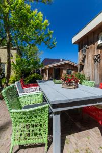 奥德斯希尔德Stella Maris的庭院里配有带椅子和鲜花的野餐桌