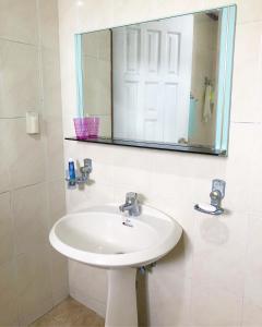 西归浦市海航度假屋的一间带水槽和镜子的浴室
