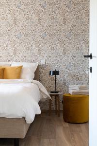 莫尔Elvier B&B的一间卧室配有一张床和花卉壁纸
