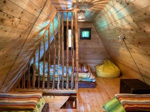 新瓦罗什Vikendica Pustolov - Uvac, Zlatar的小木屋内的一个房间,设有楼梯