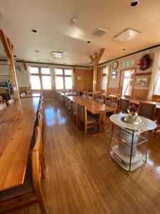 立山町Tengudaira Mountain Lodge的用餐室配有木桌和椅子