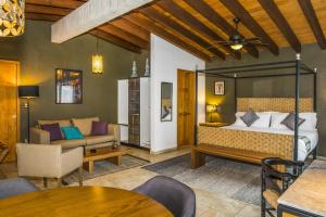 马利纳尔科Hotel Amate del Rio的一间卧室设有一张床和一间客厅。