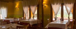 法尔塞特Mas Trucafort - Masia Braseria - Alojamiento Adults only的餐厅配有桌椅和白色桌布