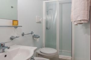 Garzeno德吉恩酒店的带淋浴、卫生间和盥洗盆的浴室
