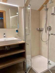 达米尔斯乡韵酒店的带淋浴和盥洗盆的浴室