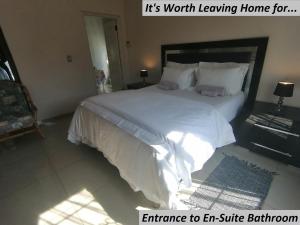 约翰内斯堡Charlie's Spot - Norwood的卧室配有一张带白色床单和枕头的大床。