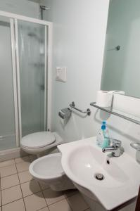 Garzeno德吉恩酒店的一间带卫生间和水槽的浴室