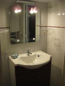 卡纳克海滩Residence Legenese - Studio COSY avec belle TERRASSE en REZ de JARDIN - 150m PLAGE的一间带水槽和镜子的浴室