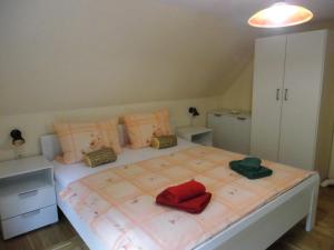 BresewitzEiscafe&Pension Schumann的一间卧室配有一张带红色和绿色枕头的大床