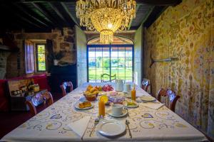 Ninho do Açor第五完整灵魂乡村别墅的用餐室配有餐桌和食物