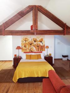 米尔芳提斯城Stressfree Suite的一间卧室配有一张黄色床罩的床