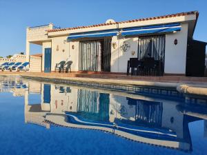 卡亚俄萨尔瓦赫Villa Azul的一座房子前面设有游泳池